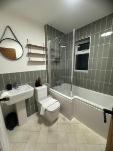 Et badeværelse på Modern 1 Bedroom House in Biggleswade