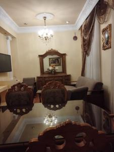 un soggiorno con divano e tavolo di 28 MAJ Street NEFT AKADEMIA 3 bedrooms a Baku