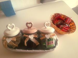 a tray with three cupcakes and a basket of candy at DreamHouse in LʼAquila