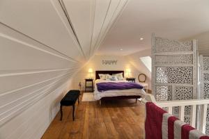a bedroom with a bed in the middle of a room at Le ranch in Cavan