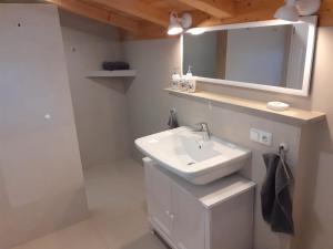 Phòng tắm tại Ferienwohnung - Übersee am Chiemsee