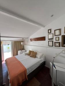 a bedroom with a bed and a desk in it at Apto com Arte no Pelourinho in Salvador