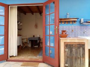 eine rote Tür, die in ein Zimmer mit einem Tisch führt in der Unterkunft Finca Caboquitos in Garafía