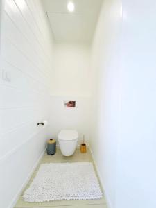 een badkamer met witte muren en een wit tapijt bij Villa de 5 chambres avec vue sur la mer piscine privee et jardin clos a Le Carbet a 1 km de la plage in Le Carbet