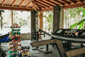 a room with a gym with a bunch of equipment at Thermas Hotel Mossoró in Mossoró