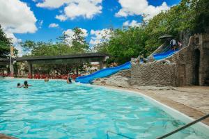 un grupo de personas en una piscina en un parque acuático en Thermas Hotel Mossoró, en Mossoró