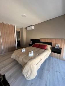 1 dormitorio con 1 cama grande y 2 almohadas en Excelente Depto Torre Leloir by Inside en Villa Marini
