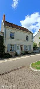 La belle de Ronsard في Chédigny: بيت ابيض جالس على جانب شارع