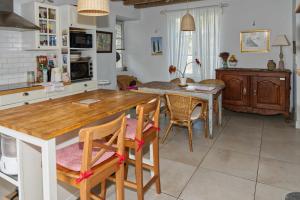 La belle de Ronsard في Chédigny: مطبخ وغرفة طعام مع طاولة وكراسي