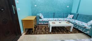 uma sala de estar com um sofá e uma mesa em Ahmed House em Safaga