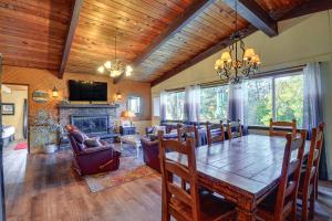 una sala da pranzo con tavolo e camino di Pet-Friendly Washington Retreat with Hot Tub and Deck! a Ocean Shores