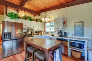 Fotografie z fotogalerie ubytování Pet-Friendly Washington Retreat with Hot Tub and Deck! v destinaci Ocean Shores