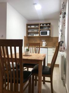Kuchyň nebo kuchyňský kout v ubytování Apartmány v Chalupě nad Modravou