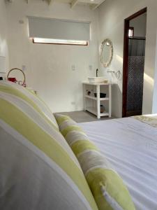 Un dormitorio con una cama con lavabo y espejo. en Habitación para 2 personas, en Valeria del Mar