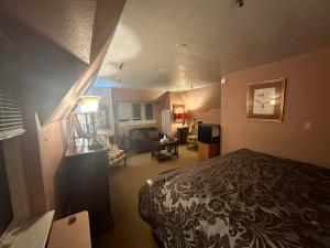 1 dormitorio con 1 cama y sala de estar en The Oaks B&B Hotel and Spiritual Center, en Jamestown