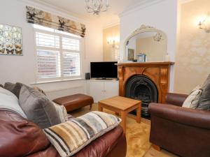 ein Wohnzimmer mit einem Sofa und einem Kamin in der Unterkunft 202 Salisbury Terrace in York