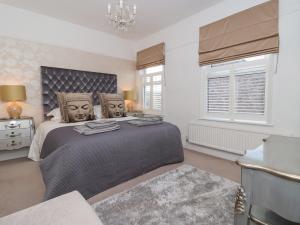 ein Schlafzimmer mit einem großen Bett mit zwei Köpfen darauf in der Unterkunft 202 Salisbury Terrace in York