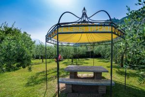 Сад в Bellagio Village- 4 Apartments by the lake - Seasonal Warm Pool and Sauna