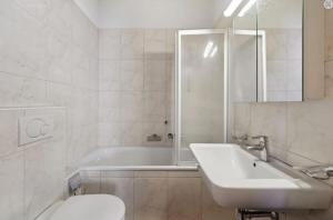 łazienka z umywalką, toaletą i wanną w obiekcie Magnificent mountain home - 756 w mieście Crans-Montana