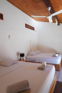Brisas de ZicatelaにあるPacific Buddhaのベッドルーム1室(ベッド2台付)