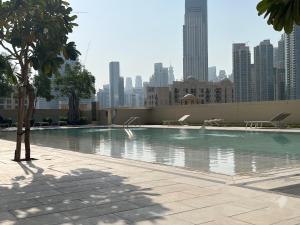 Bazén v ubytování Luxury Burj Royale in the heart of Downtown nebo v jeho okolí