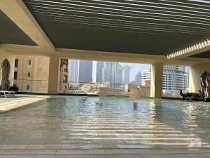 Bazén v ubytování Luxury Burj Royale in the heart of Downtown nebo v jeho okolí