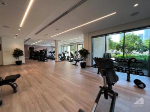 Fitness centrum a/nebo fitness zařízení v ubytování Luxury Burj Royale in the heart of Downtown