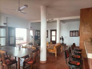jadalnia i salon ze stołem i krzesłami w obiekcie La coolitude w mieście Toubab Dialaw