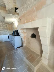 cocina con horno de piedra en una habitación en La troglodyte fantastique Lochoise, en Loches