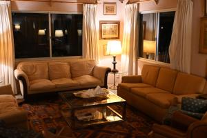 a living room with a couch and a coffee table at Hotel La Castellana in Paysandú