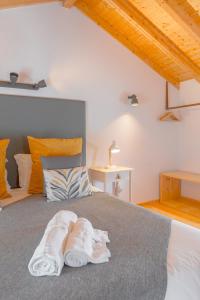 sypialnia z łóżkiem z 2 poduszkami w obiekcie Retiro do Castelo w mieście Óbidos