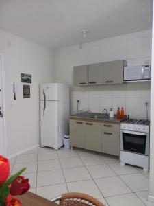 uma cozinha com 2 frigoríficos e um fogão em Apto de dois quartos com uma suíte em Palhoça