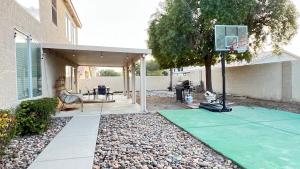 un canestro da basket nel cortile di una casa di Spacious home sleeps 14 with pool table a Las Vegas