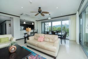 sala de estar con sofá y mesa en Diamante del Sol Ocean front, Jaco Paradise CR, en Jacó