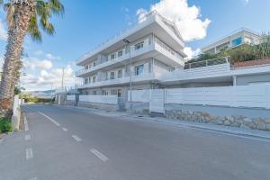 a white building on the side of a street at Residence Padulella - Goelba in Portoferraio