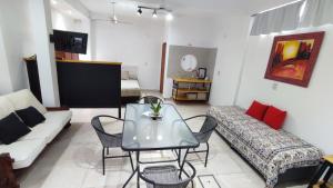 een woonkamer met een tafel en een bank bij Departamento temporario Banda para 4 personas a 5 min del estadio madre de ciudades y del nodo tecnologico in La Banda