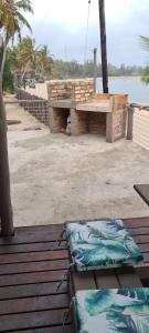 una mesa de picnic y un banco en la playa en Barra house, en Inhambane