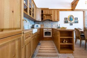 班斯科的住宿－Villa Sofayla，一个带木制橱柜和桌子的小厨房