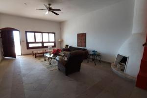 a living room with a couch and a fireplace at Casa grande en Bahia de Kino frente al mar in Bahía Kino