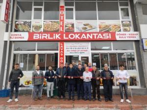 um grupo de pessoas em pé em frente a um edifício em Çiftlik otel 
