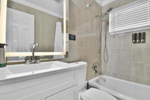 Koupelna v ubytování Kismet Haven + 15 fotografií