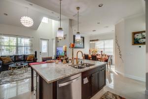 Η κουζίνα ή μικρή κουζίνα στο Beautiful Naples Getaway with Pool Access!