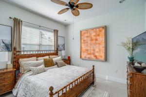 Ένα ή περισσότερα κρεβάτια σε δωμάτιο στο Beautiful Naples Getaway with Pool Access!