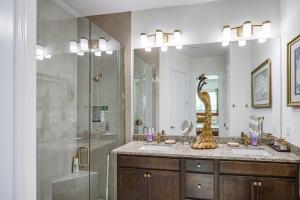 Ένα μπάνιο στο Beautiful Naples Getaway with Pool Access! +16 φωτογραφίες