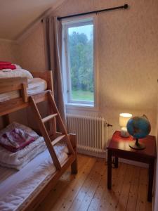 a bedroom with two bunk beds and a window at Appartement in de natuur! in Fredriksberg