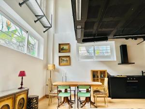 Un comedor con mesa y sillas en LoftSoho, en Alcobendas