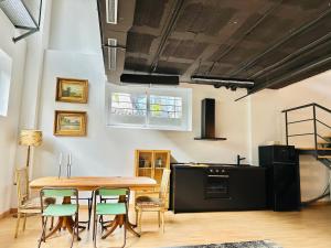 Un comedor con mesa y sillas en LoftSoho, en Alcobendas