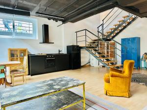 sala de estar con escalera y mesa en LoftSoho, en Alcobendas