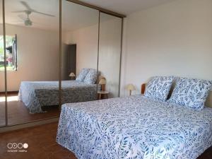 - une chambre avec 2 lits et un miroir dans l'établissement Pinède du Mitan piscine chauffée privée, à La Motte