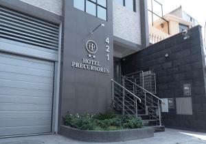 un bâtiment avec un panneau indiquant les professionnels de l'hôtel dans l'établissement Hotel Precursores, à Lima
